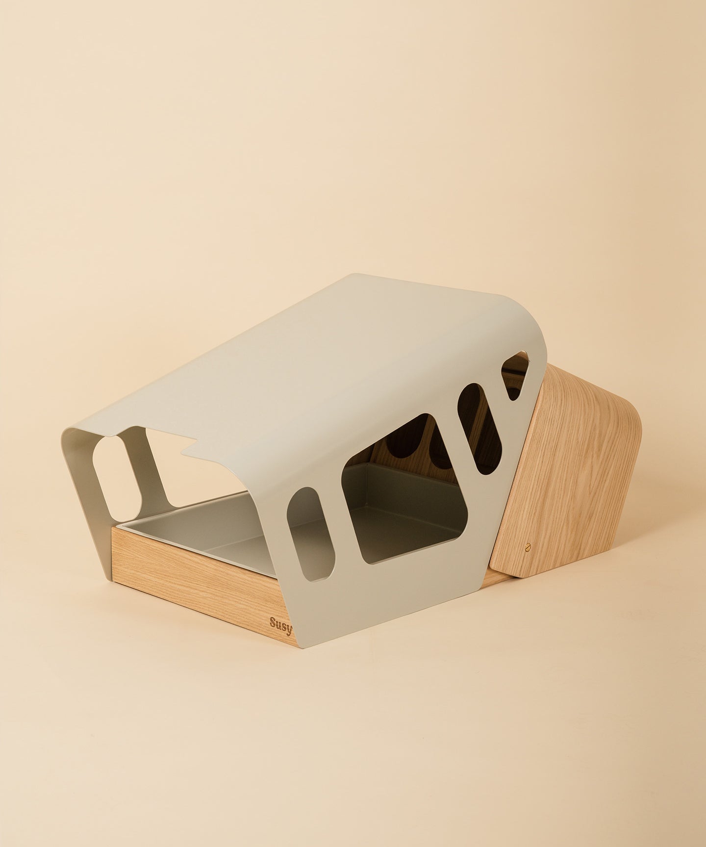 Scocca • Curved Hay Feeder in Natural Oak