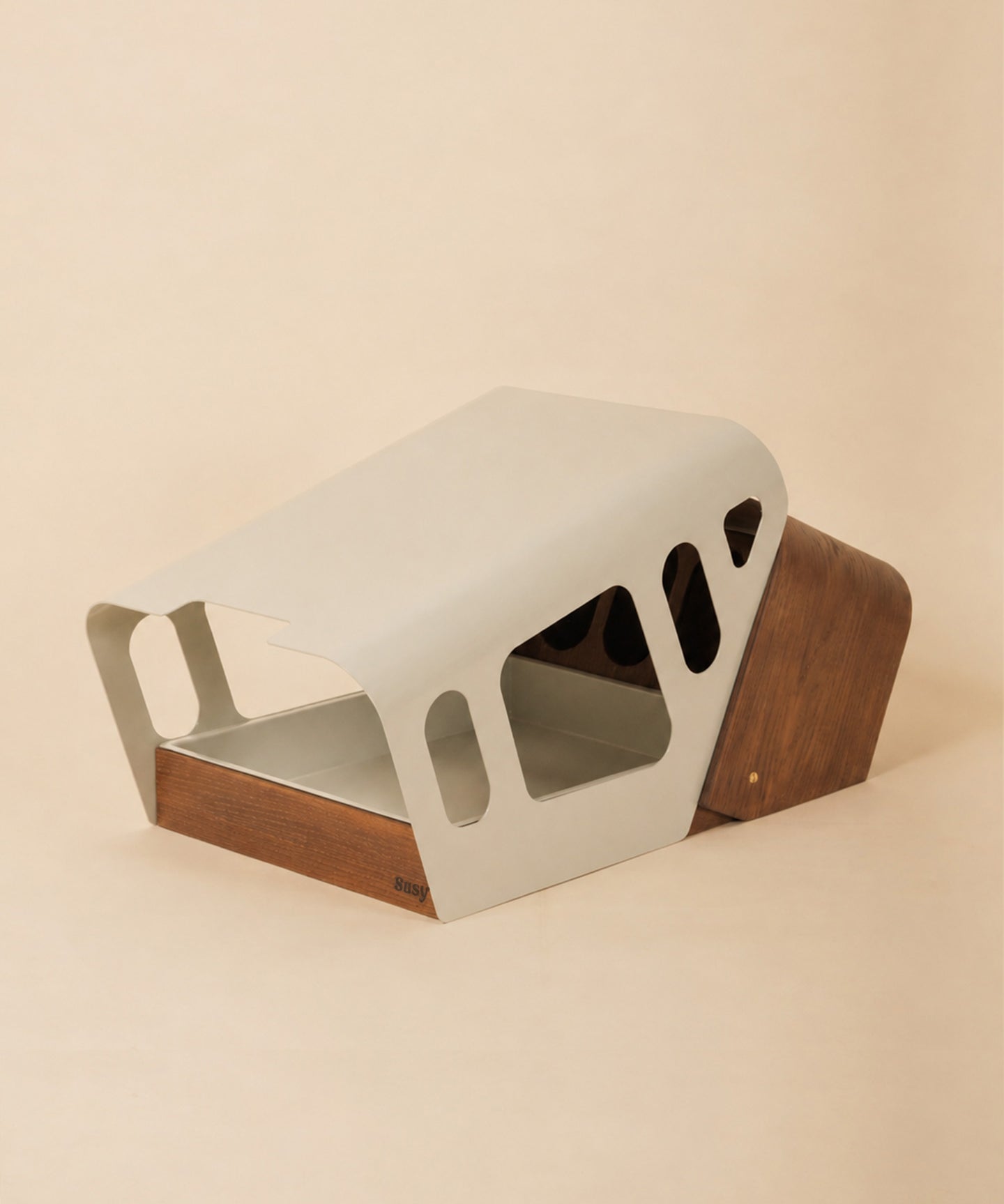 Scocca • Fieniera curvilinea in legno tinto noce