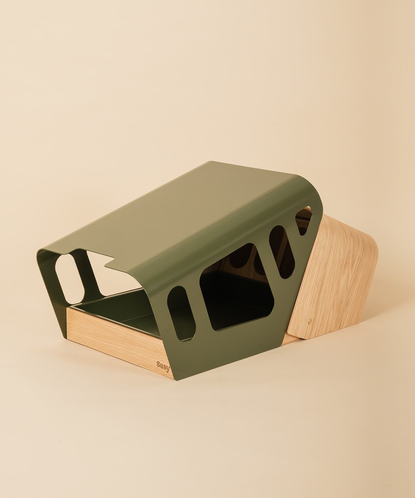 Scocca • Curved Hay Feeder in Natural Oak