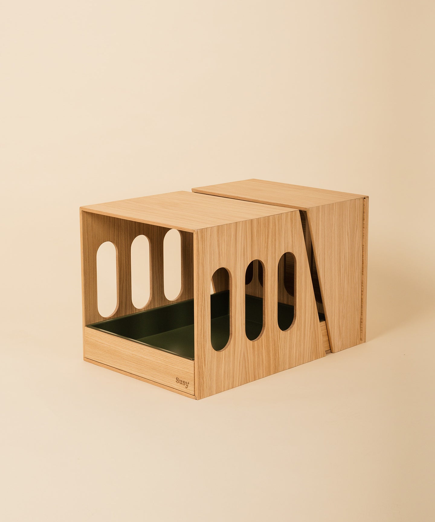 Retta • Squared Hay Feeder in Natural Oak